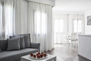 un soggiorno con un divano e un tavolo di Sunrise Paros a Naoussa