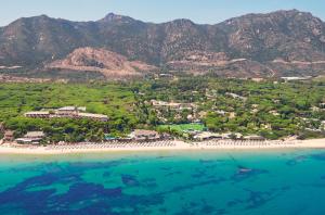 una vista aérea de una playa con un complejo en Forte Village Resort - Bouganville en Santa Margherita di Pula