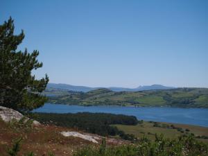- une vue sur un lac depuis le sommet d'une colline dans l'établissement Albergue La Torre, à Santiurde de Reinosa