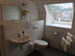 Koupelna v ubytování Berggasthof Heuberghaus, direkt am Rennsteig + 32 fotografií