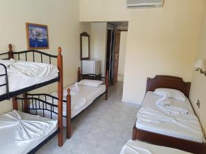 Rúm í herbergi á Aphrodite Hotel