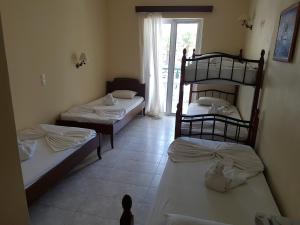Rúm í herbergi á Aphrodite Hotel