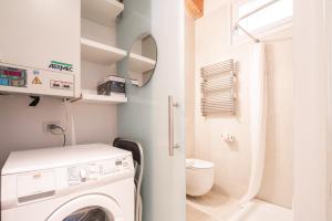 威尼斯Cà degli Archi 2的洗衣房配有洗衣机和卫生间 更多22张照片