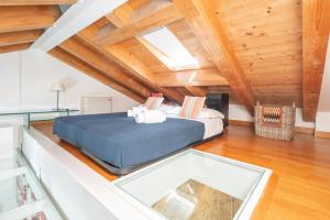 una camera con letto in una stanza con soffitti in legno di Cà degli Archi 2 a Venezia