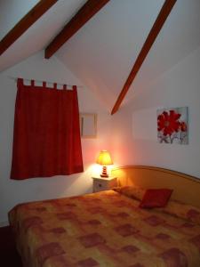 Ένα ή περισσότερα κρεβάτια σε δωμάτιο στο Cit'Hôtel- Hôtel d'Occitanie