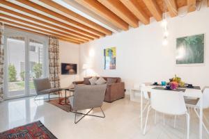 威尼斯Cà degli Archi 2的客厅里有一张沙发和一张桌子。