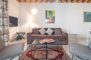 un soggiorno con divano e tavolo di Cà degli Archi 2 a Venezia