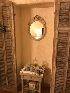ボローニャにあるCestello 17 Guesthouseの鏡付きの部屋のテーブル