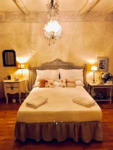 ボローニャにあるCestello 17 Guesthouseのベッドルーム1室(大型ベッド1台、シャンデリア付)