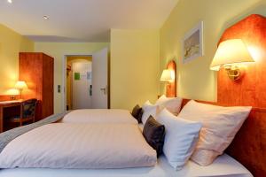 Ένα ή περισσότερα κρεβάτια σε δωμάτιο στο Hotel Elbinsel free parking