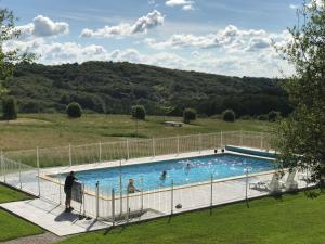 Bazén v ubytování Gîte Fénil Dans Le Lot Avec Vue Panoramique nebo v jeho okolí