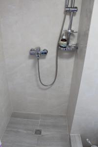 eine Dusche mit einem Schlauch im Bad in der Unterkunft Morskoi dom in Odessa