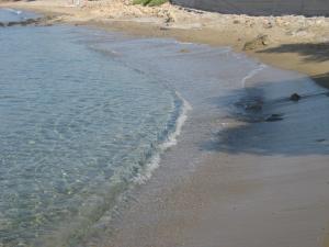 - une plage avec l'océan et le littoral dans l'établissement Maravelias House, à Archangelos