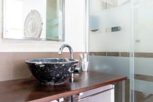 a bathroom sink with a black and white bowl at Hotel Muva Beach in Peñíscola