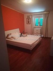 1 dormitorio con cama y ventana en Appartamento Piazza Dante Alighieri en Grosseto