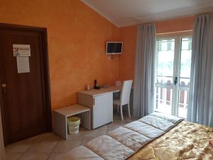 A bed or beds in a room at Il Laghetto