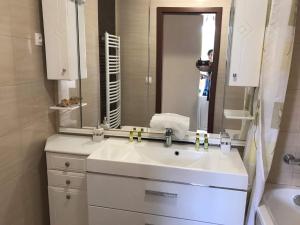 ハイドゥソボスローにあるTommy Apartman 2.0のバスルーム(白い洗面台、鏡付)