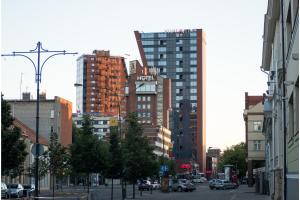 una concurrida calle de la ciudad con edificios altos y coches en SkyHome, en Klaipėda 10 fotos más