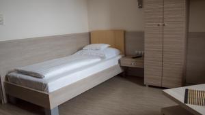 Postel nebo postele na pokoji v ubytování Gokart Hotel