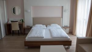 Postel nebo postele na pokoji v ubytování Gokart Hotel