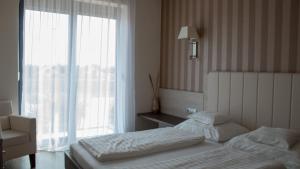 Postel nebo postele na pokoji v ubytování Gokart Hotel