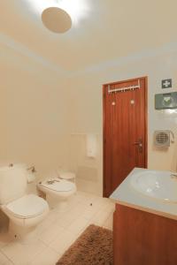 カルヴォエイロにあるCasa da Luaのバスルーム(トイレ、洗面台、バスタブ付)