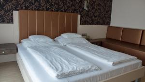 Postel nebo postele na pokoji v ubytování Gokart Hotel