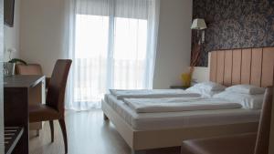 Postel nebo postele na pokoji v ubytování Gokart Hotel