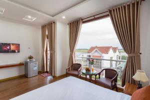 TV a/nebo společenská místnost v ubytování Lantern Riverside Hoi An + 37 fotografií