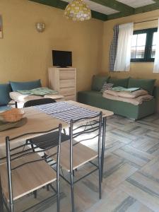 Televízia a/alebo spoločenská miestnosť v ubytovaní Bungalowy MARINA GREEN