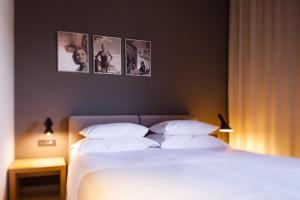 Postel nebo postele na pokoji v ubytování One Suite Hotel