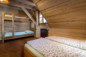 Postel nebo postele na pokoji v ubytování Drevenica u strýka Vinca