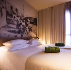 Postel nebo postele na pokoji v ubytování One Suite Hotel