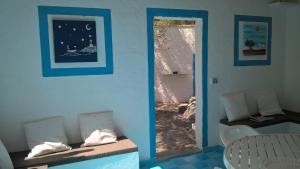 マリッティマにあるChalet pagghiaraの青い部屋(ソファ、窓付)