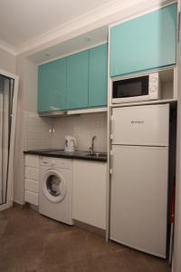 a kitchen with a washing machine and a dishwasher at FerhouseDreams-Praia in Nazaré