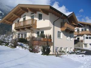 apartamentowiec z balkonem na śniegu w obiekcie Apartment Erler w mieście Hippach
