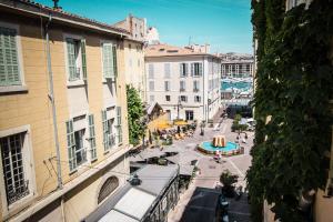 a view of a city street with buildings and a fountain at Vintage Vieux-Port Apartment in Marseille