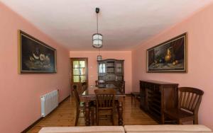 salon ze stołem i jadalnią w obiekcie Vivienda de Uso Turístico La Atalaya w mieście El Barco de Ávila