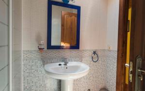 łazienka z umywalką i lustrem w obiekcie Vivienda de Uso Turístico La Atalaya w mieście El Barco de Ávila