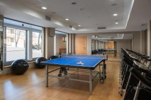 una mesa de ping pong en una habitación con sillas en Hotel Warszawianka en Jachranka