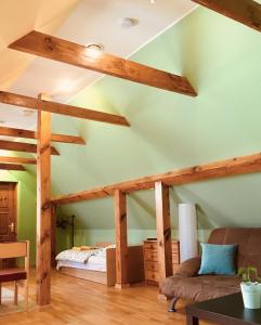 una camera con due letti a castello e travi in legno di Neringa a Nida