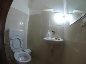 Un baño de The Rooftop Hostel