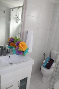 een witte badkamer met een wastafel en een toilet bij Myron Suite Old Town in Rethimnon