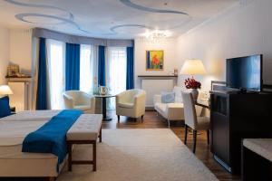 TV a/nebo společenská místnost v ubytování Central Boutique Hotel