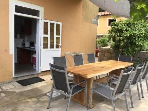 Patio nebo venkovní prostory v ubytování Apartment Kumicic - 3 Bedrooms