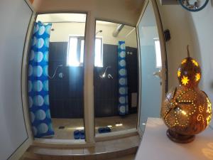 Un baño de The Rooftop Hostel