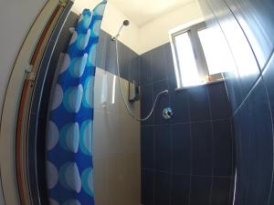 Un baño de The Rooftop Hostel