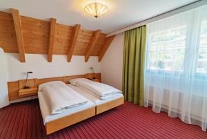 Postel nebo postele na pokoji v ubytování Typically Swiss Hotel Altana