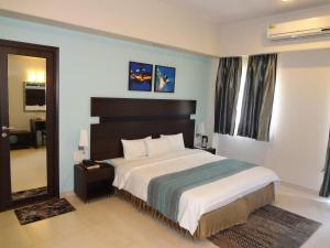 Кровать или кровати в номере Chateau Windsor Hotel - Marine Drive