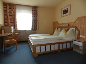 Postel nebo postele na pokoji v ubytování Hotel Garni Erlbacher